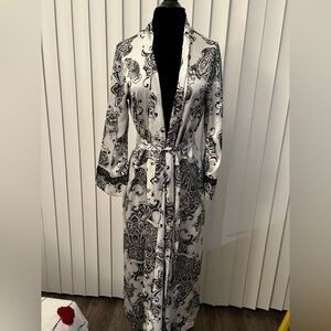 Morgan Taylor Black and White Paisley Robe